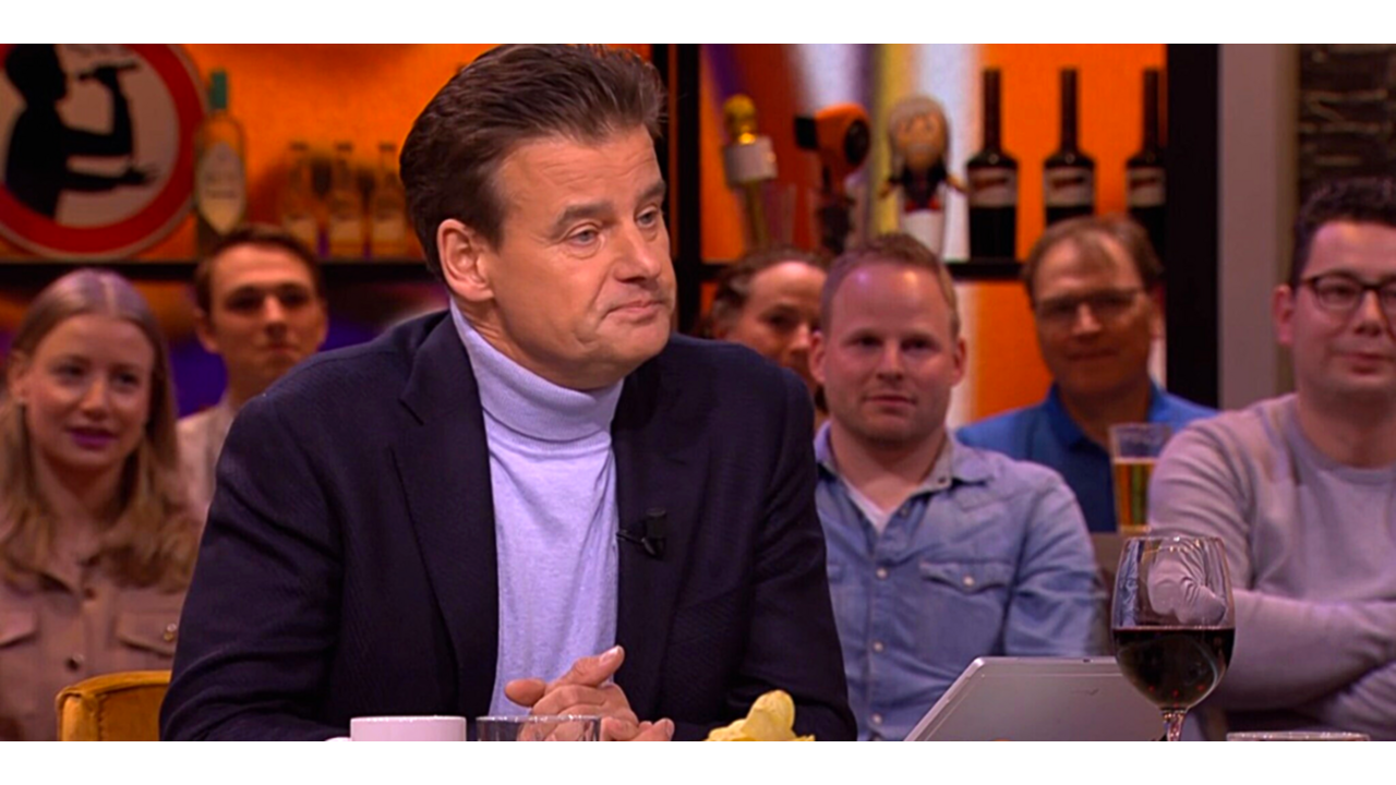 Illustratie voor: Wilfred Genee complimenteert dochter voor het bellen van 112
