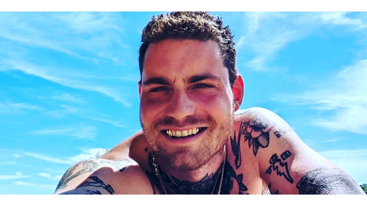Illustratie voor: Foto: Douwe Bob zoent met een collega in Liverpool