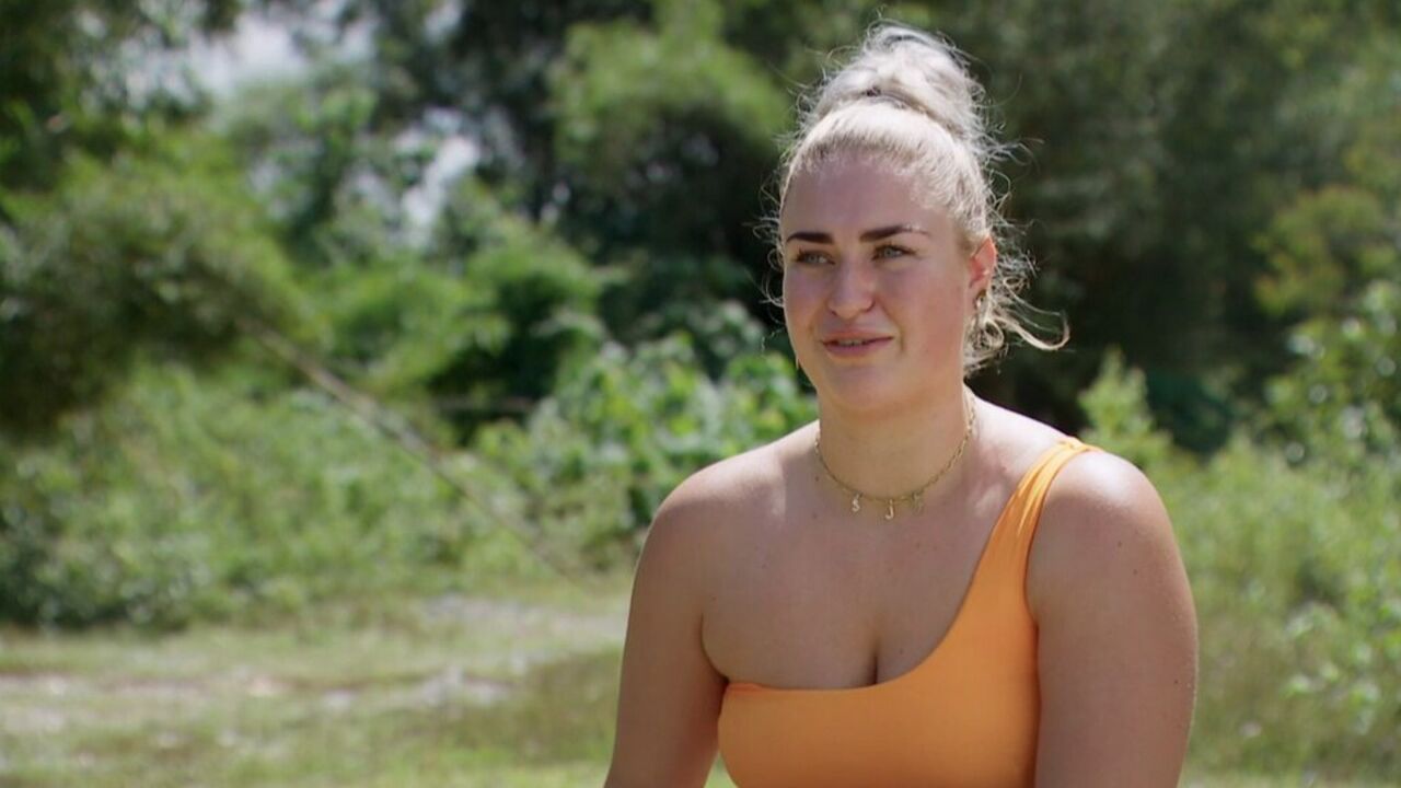 Illustratie voor: Jill Goede haalt uit naar dit Echte Meisje in de Jungle met carnavalsoufit