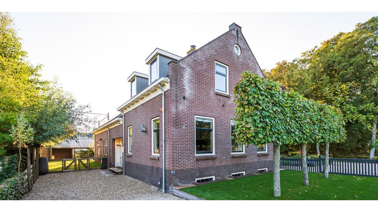 Illustratie voor: Dit is de woonboerderij die Nicolette Kluijver verkoopt
