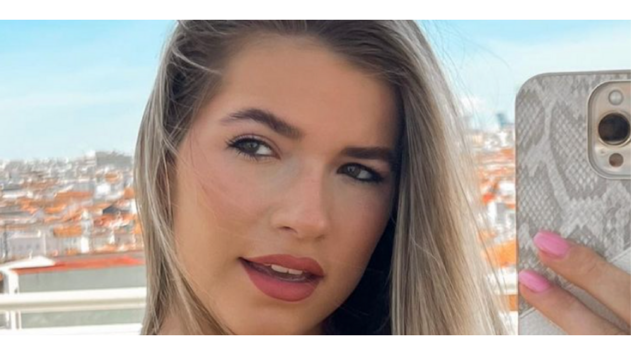 Illustratie voor: Jade Anna vergeet haar broek aan te trekken in video