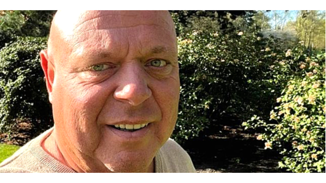 Illustratie voor: Peter Gillis op heterdaad betrapt: ‘Pleegt misdrijf in het openbaar’