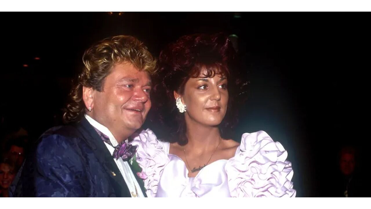 Illustratie voor: De scheidingspapieren lagen al klaar, maar toch blikt Rachel Hazes terug op haar trouwdag met André