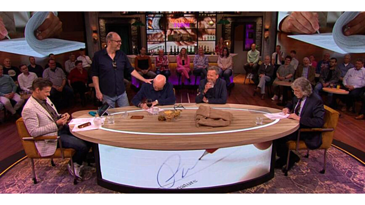 Illustratie voor: Mannen Vandaag Inside tekenen live nieuw Talpa contract