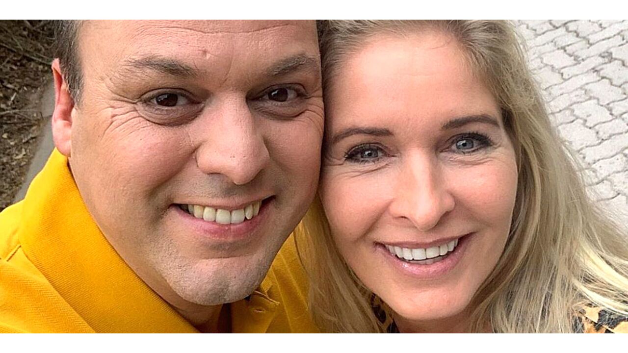 Illustratie voor: Mariska Bauer lacht om het niet vreemdgaan van Frans Bauer