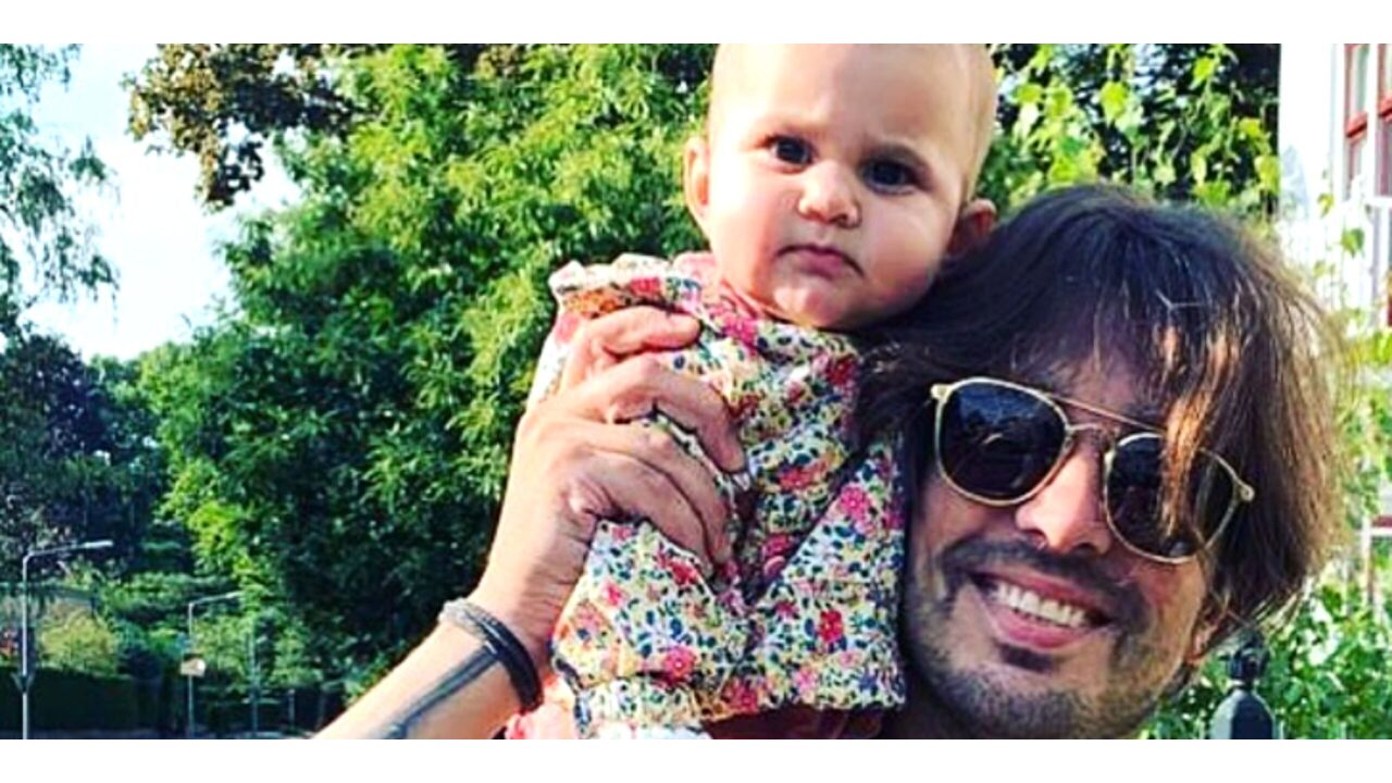 Illustratie voor: Sinds geboorte dochter Teddy voelt Waylon zich ‘sterker’