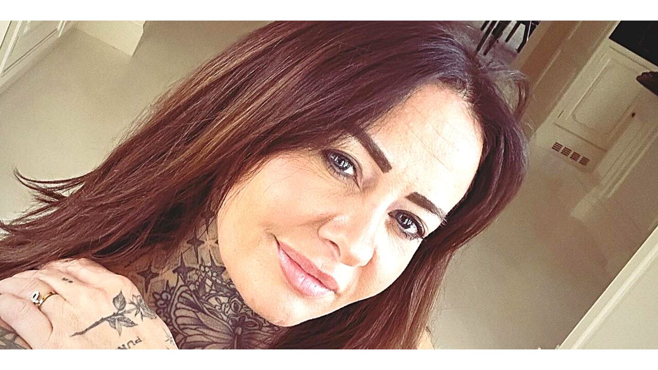 Wendy van Hout bedekt tattoos