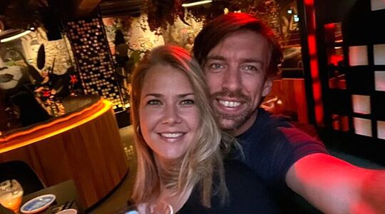 Illustratie voor: Mattie Valk en vriendin uit elkaar: ‘In vriendschap uit elkaar’