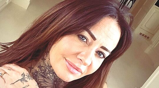 Wendy van Hout bedekt tattoos