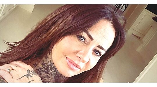 Wendy van Hout bedekt tattoos